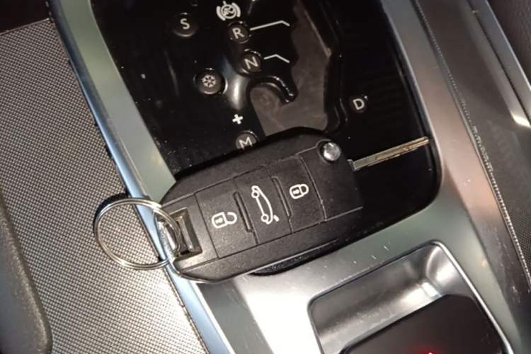 Used Peugeot 3008 2016 1.6THP Automatic Classic Edition Vehicle Key