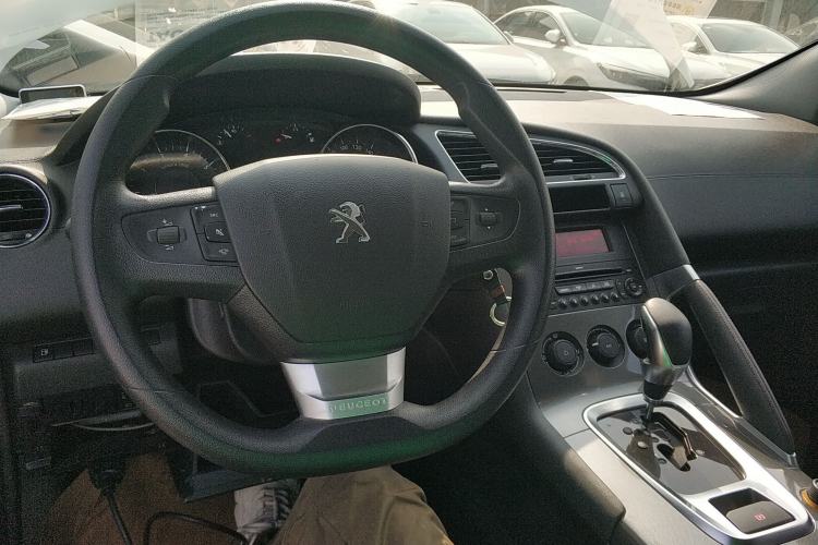 Used Peugeot 3008 2018 2.0L Automatic Classic Edition Center Console