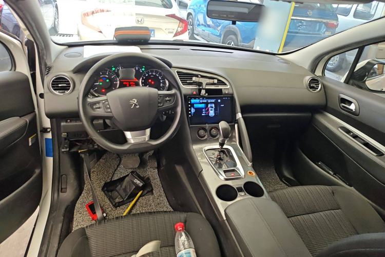 Used Peugeot 3008 2018 2.0L Automatic Classic Edition Center Console