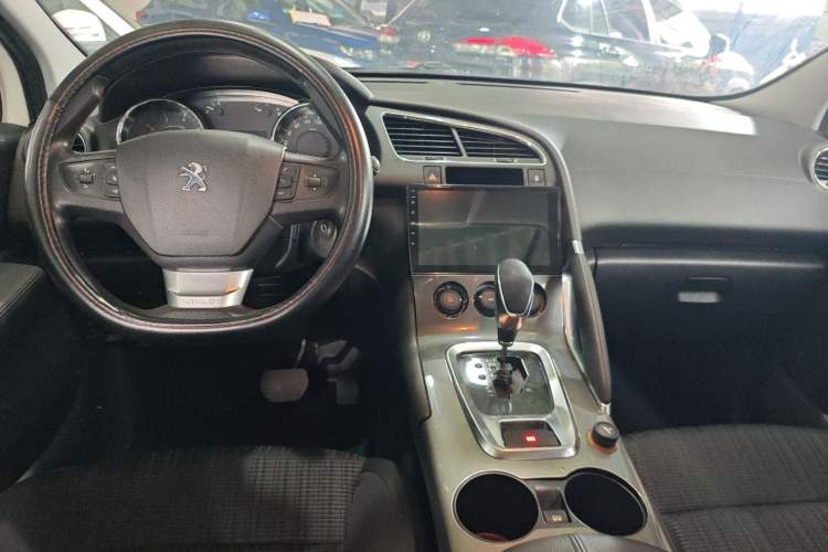 Used Peugeot 3008 2018 2.0L Automatic Classic Edition Center Console