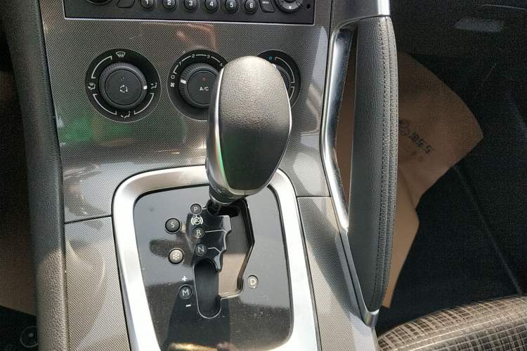 Used Peugeot 3008 2018 2.0L Automatic Classic Edition Gear Lever