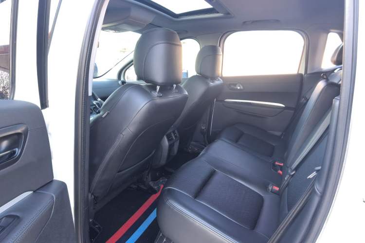 Used Peugeot 3008 2018 2.0L Automatic Classic Edition Interior 3