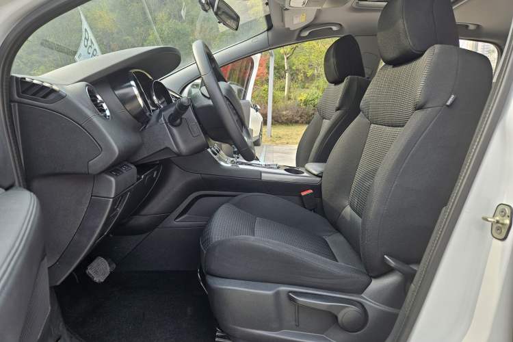 Used Peugeot 3008 2018 2.0L Automatic Classic Edition Interior 5