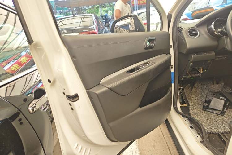 Used Peugeot 3008 2018 2.0L Automatic Classic Edition Left Front Door Interior