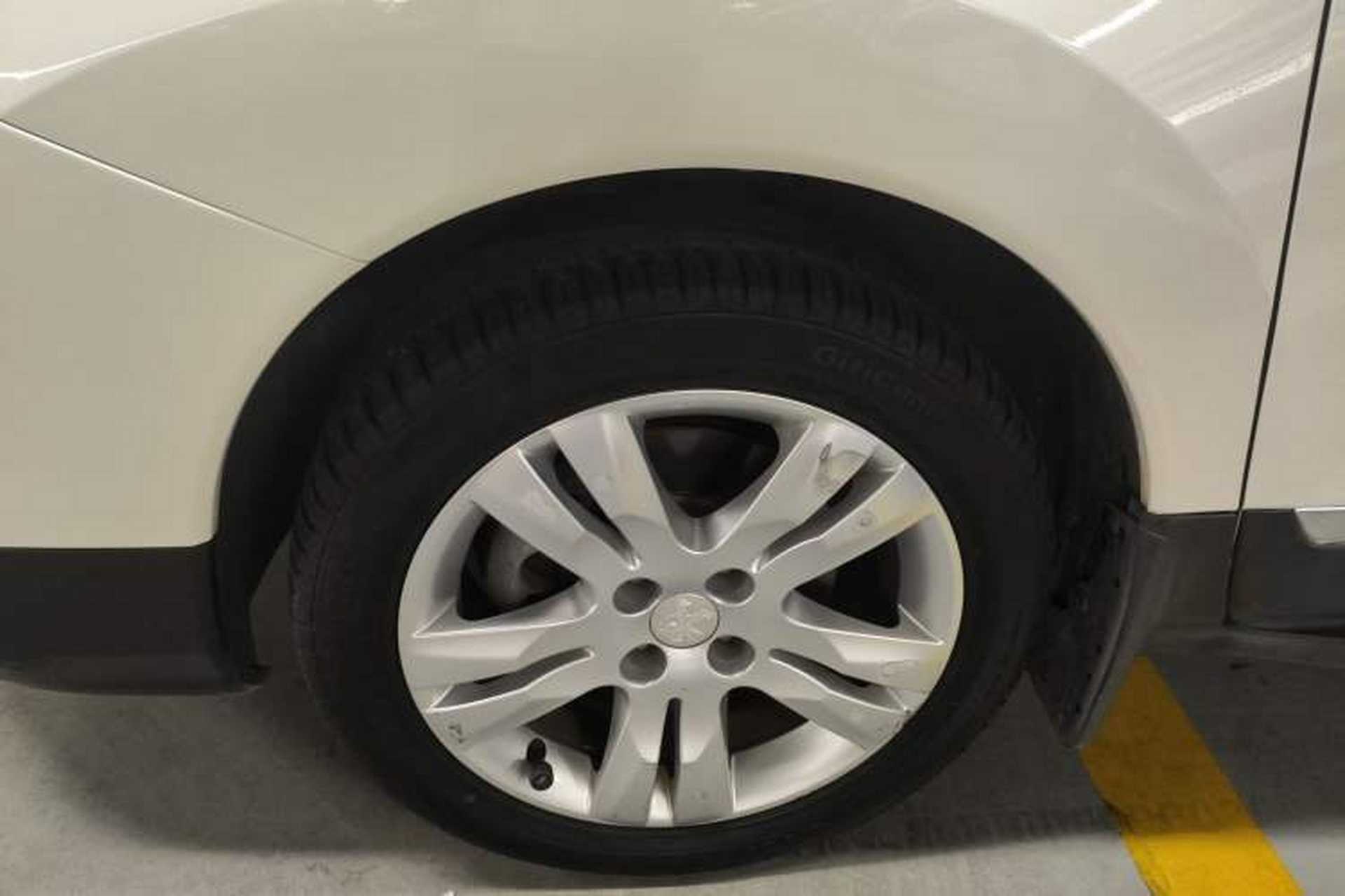 Used Peugeot 3008 2018 2.0L Automatic Classic Edition Left Front Wheel Hub