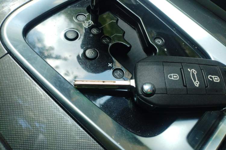 Used Peugeot 3008 2018 2.0L Automatic Classic Edition Vehicle Key
