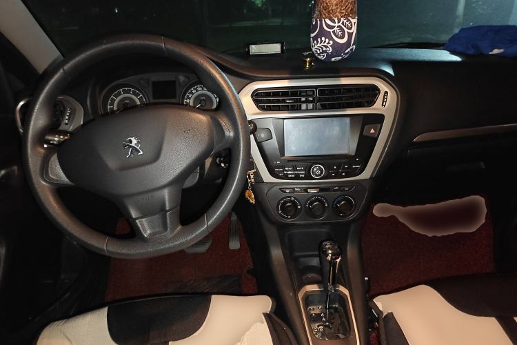 Used Peugeot 301 2014 1.6L Automatic Comfort Edition Center Console