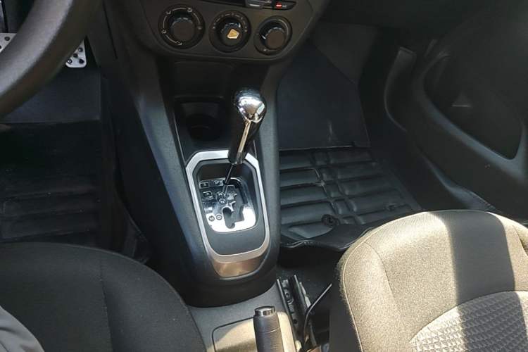 Used Peugeot 301 2014 1.6L Automatic Comfort Edition Gear Lever