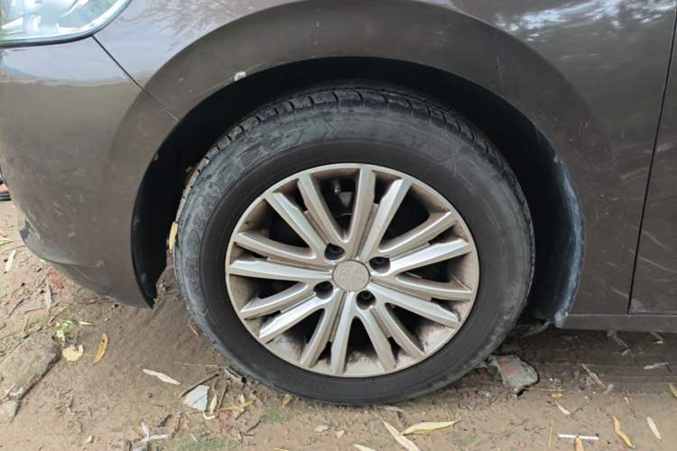 Used Peugeot 301 2014 1.6L Manual Comfort Edition Left Front Wheel Hub