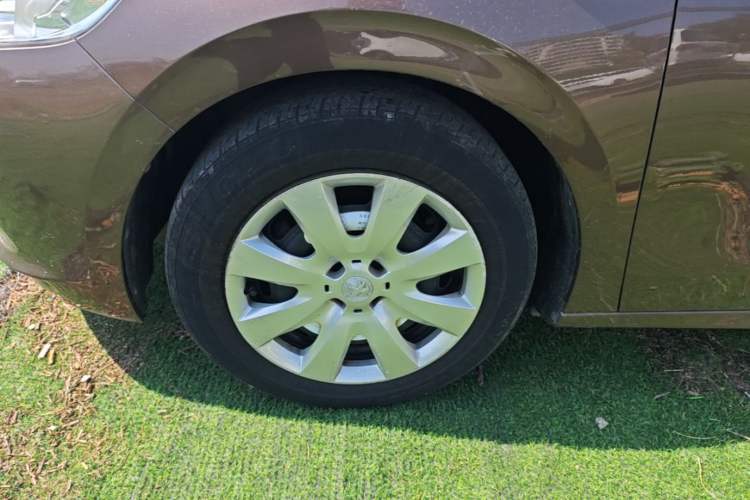 Used Peugeot 301 2014 1.6L Manual Comfort Edition Left Front Wheel Hub