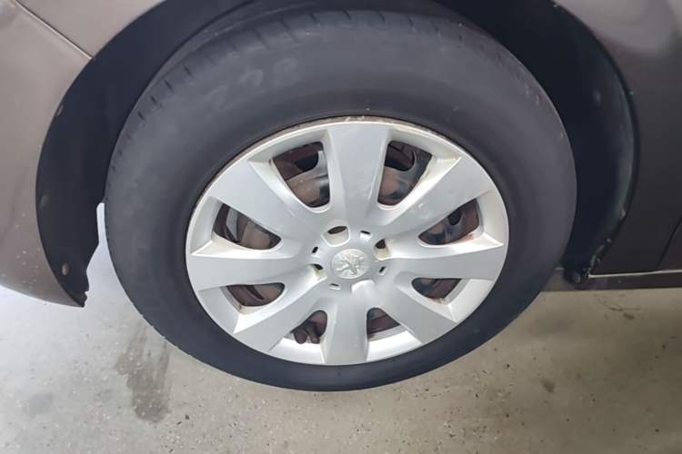 Used Peugeot 301 2014 1.6L Manual Comfort Edition Left Front Wheel Hub