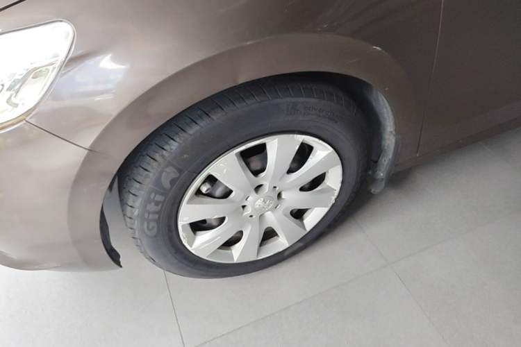 Used Peugeot 301 2014 1.6L Manual Comfort Edition Left Front Wheel Hub
