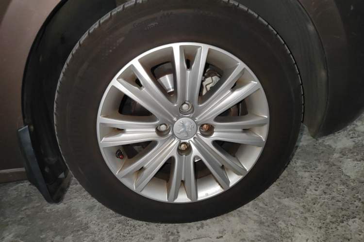Used Peugeot 301 2014 1.6L Automatic Luxury Edition Right Front Wheel Hub