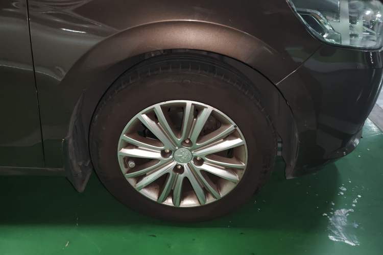 Used Peugeot 301 2014 1.6L Manual Luxury Edition Right Front Wheel Hub