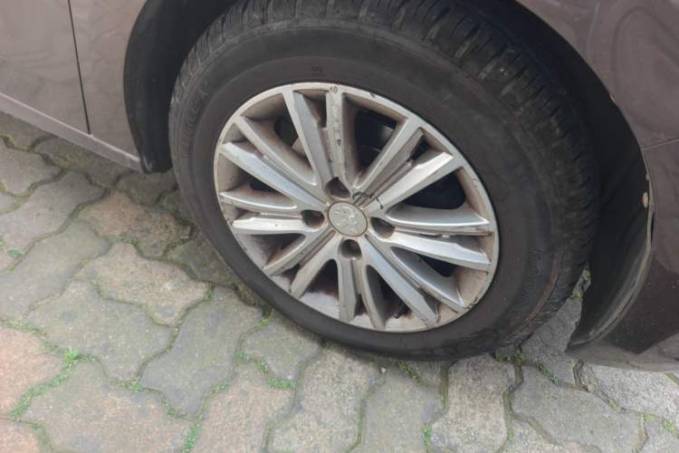 Used Peugeot 301 2014 1.6L Automatic Luxury Edition Right Front Wheel Hub