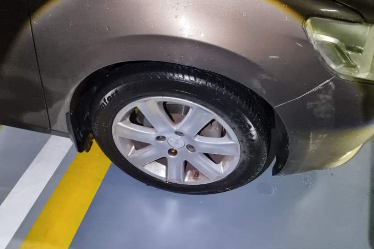 Used Peugeot 301 2014 1.6L Automatic Prestige Edition Right Front Wheel Hub
