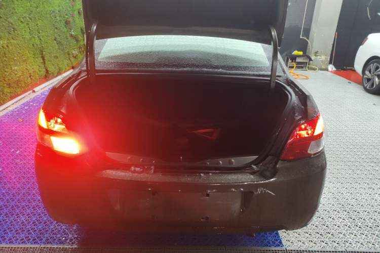 Used Peugeot 301 2014 1.6L Automatic Luxury Edition Trunk