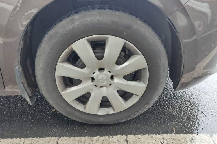 Used Peugeot 301 2014 1.6L Manual Comfort Edition Right Front Wheel Hub