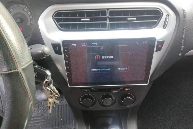Used Peugeot 301 2014 1.6L Automatic Comfort Edition Center Console