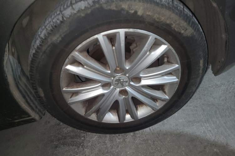 Used Peugeot 301 2014 1.6L Automatic Luxury Edition Right Front Wheel Hub