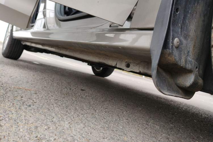 Used Peugeot 301 2014 1.6L Automatic Luxury Edition Right Side Sill