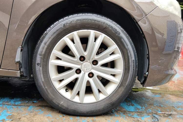 Used Peugeot 301 2014 1.6L Manual Luxury Edition Right Front Wheel Hub