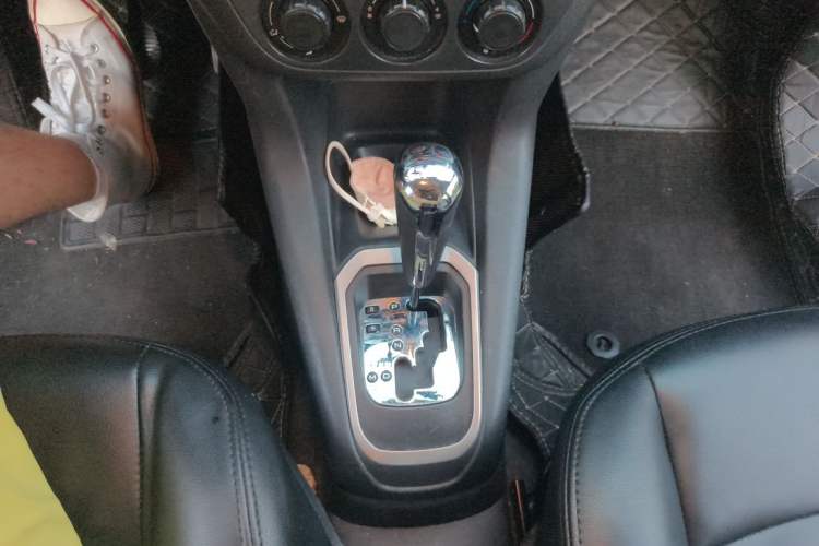 Used Peugeot 301 2014 1.6L Automatic Comfort Edition Gear Lever