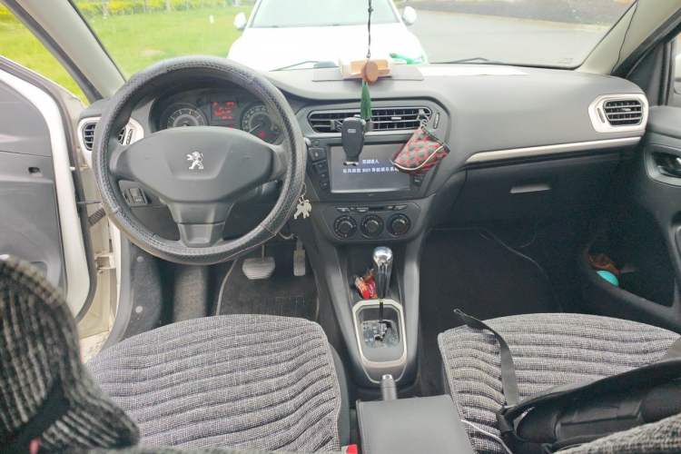 Used Peugeot 301 2014 1.6L Automatic Comfort Edition Center Console