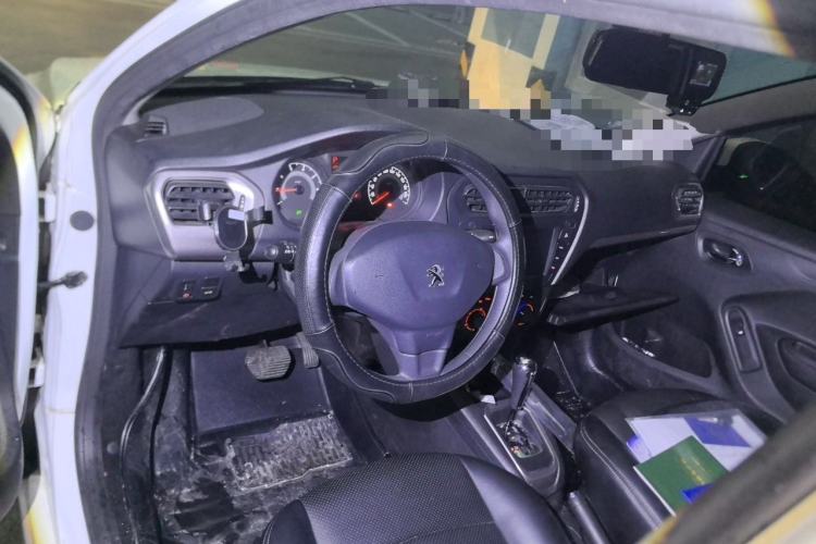 Used Peugeot 301 2014 1.6L Automatic Comfort Edition Center Console
