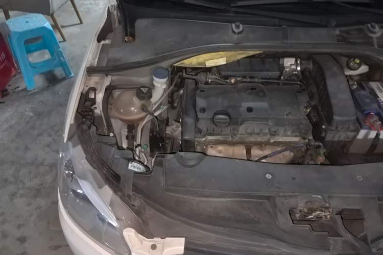 Used Peugeot 301 2014 1.6L Manual Comfort Edition Engine Bay Right