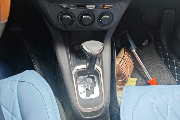 Used Peugeot 301 2014 1.6L Automatic Comfort Edition Gear Lever