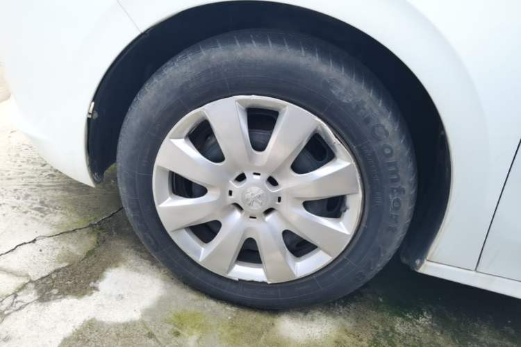 Used Peugeot 301 2014 1.6L Manual Comfort Edition Left Front Wheel Hub