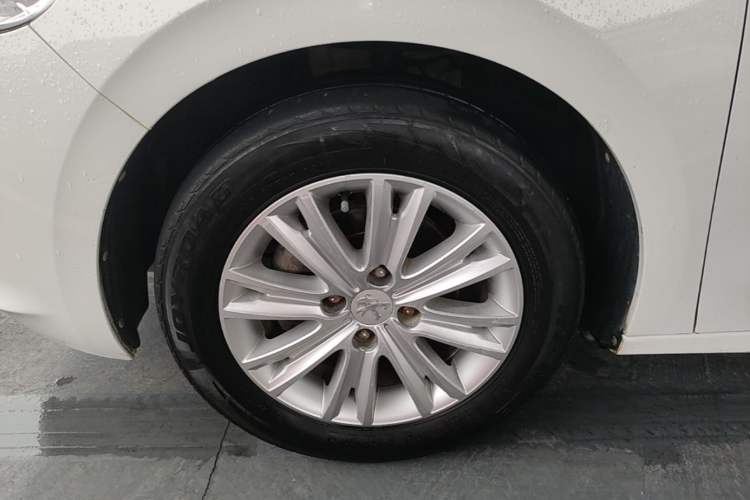 Used Peugeot 301 2014 1.6L Manual Luxury Edition Left Front Wheel Hub
