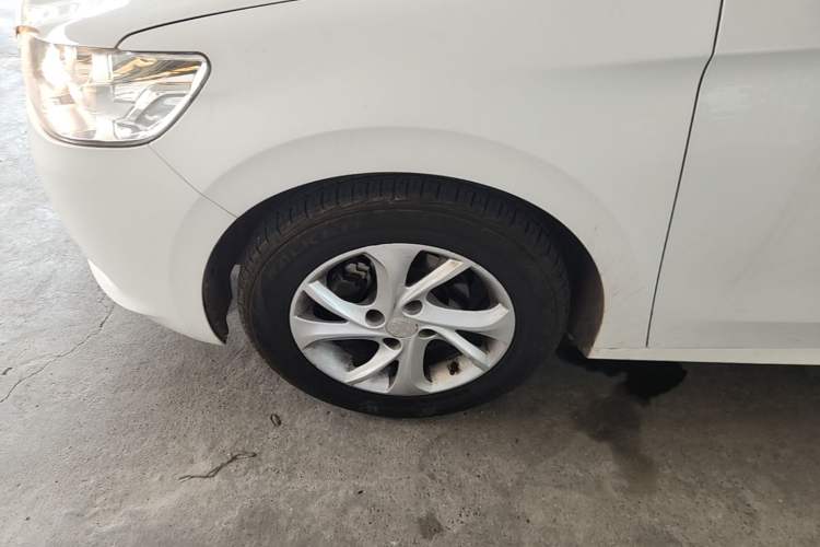 Used Peugeot 301 2014 1.6L Manual Comfort Edition Left Front Wheel Hub
