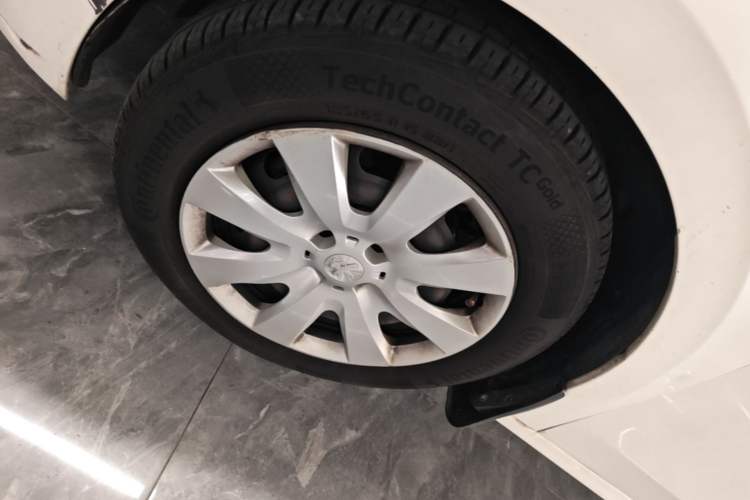 Used Peugeot 301 2014 1.6L Manual Comfort Edition Left Front Wheel Hub