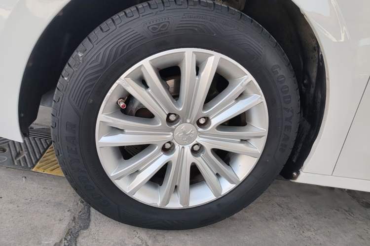 Used Peugeot 301 2014 1.6L Automatic Luxury Edition Left Front Wheel Hub