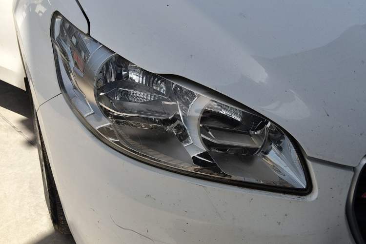 Used Peugeot 301  Right Front Headlight