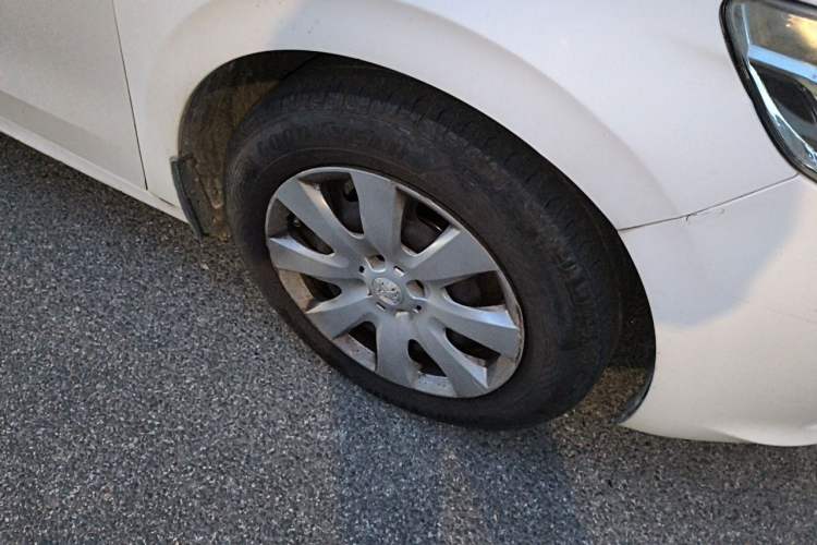 Used Peugeot 301 2014 1.6L Manual Comfort Edition Right Front Wheel Hub