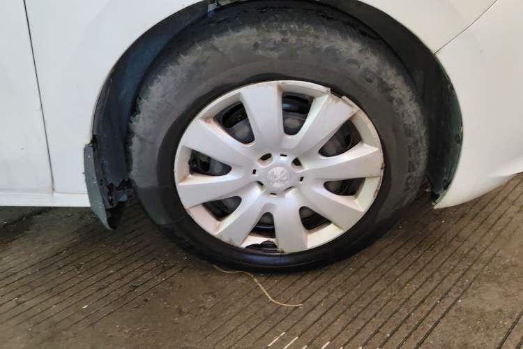 Used Peugeot 301 2014 1.6L Manual Comfort Edition Right Front Wheel Hub