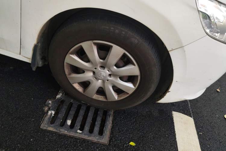 Used Peugeot 301 2014 1.6L Automatic Comfort Edition Right Front Wheel Hub