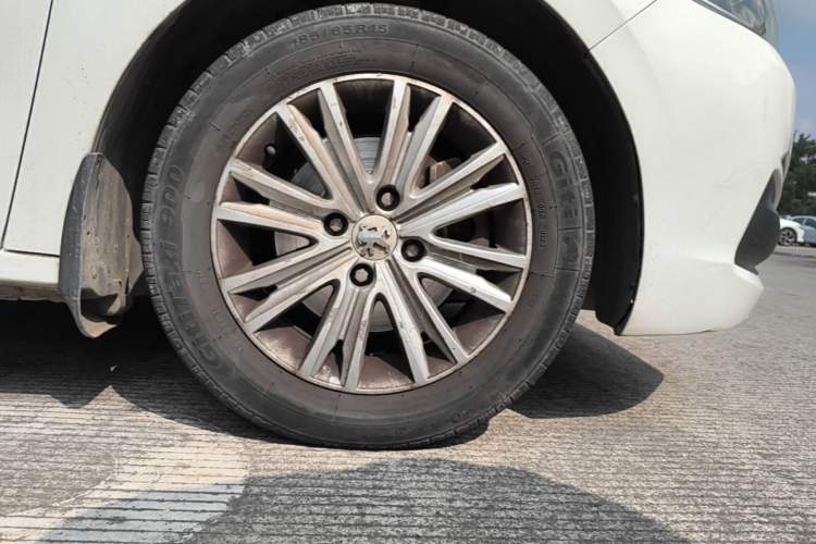 Used Peugeot 301 2014 1.6L Manual Comfort Edition CNG Right Front Wheel Hub