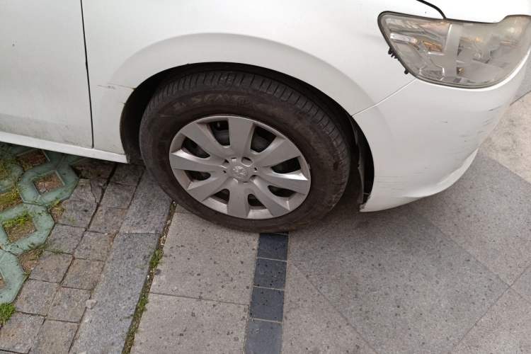 Used Peugeot 301 2014 1.6L Manual Comfort Edition Right Front Wheel Hub