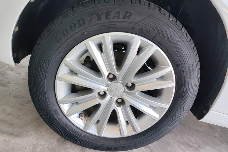 Used Peugeot 301 2014 1.6L Automatic Luxury Edition Right Rear Wheel Hub