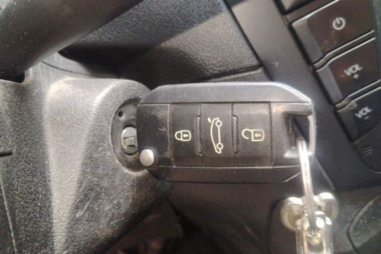 Used Peugeot 301 2014 1.6L Manual Comfort Edition Vehicle Key