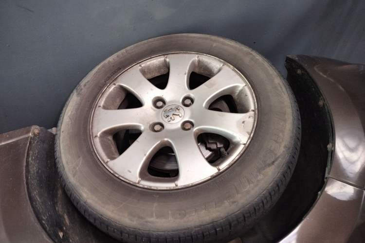 Used Peugeot 301 2016 1.6L Manual Comfort Edition Left Front Wheel Hub