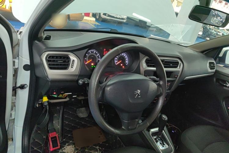 Used Peugeot 301 2016 1.6L Automatic Comfort Edition Center Console