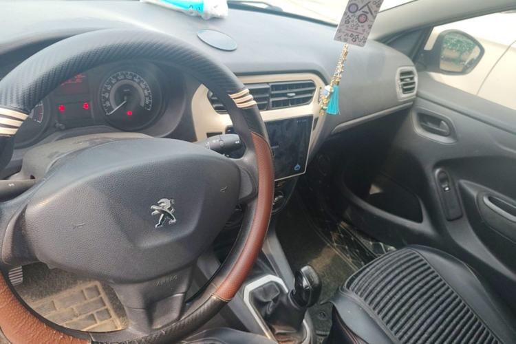 Used Peugeot 301 2016 1.6L Manual Comfort Edition Center Console