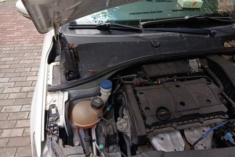 Used Peugeot 301 2016 1.6L Manual Comfort Edition Engine Bay Right