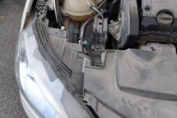 Used Peugeot 301 2016 1.6L Manual Comfort Edition Engine Bay Right