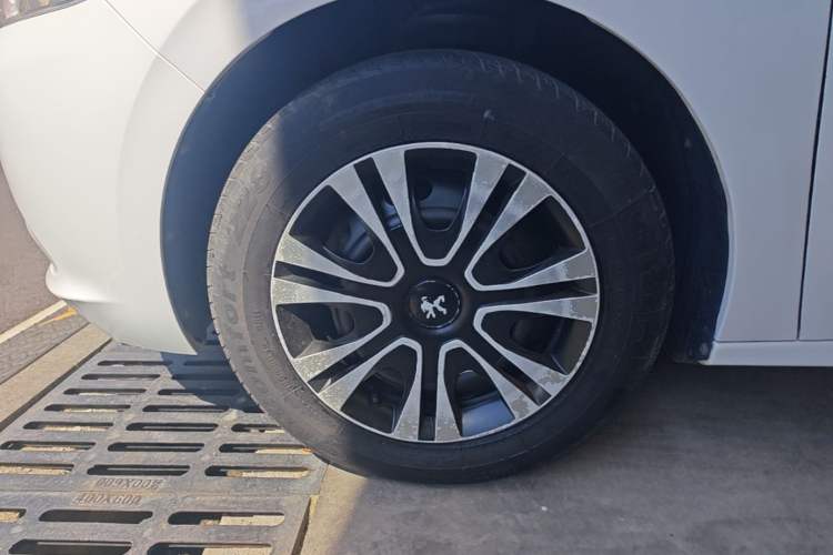 Used Peugeot 301 2016 1.6L Manual Happiness Edition Left Front Wheel Hub